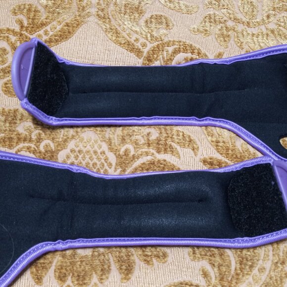 Reebok Set of Two 1lb./.45kg Thumb Lock Wrist Weights - Picture 6 of 8